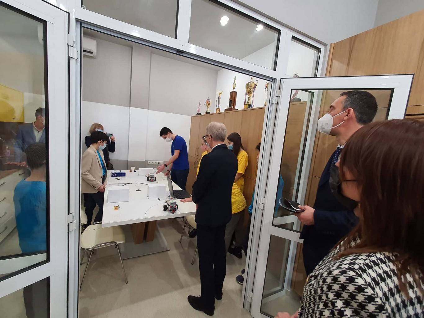 Министърът на образованието Николай Денков и кметът Николов откриха иновативен STEM център в ПМГ-Бургас